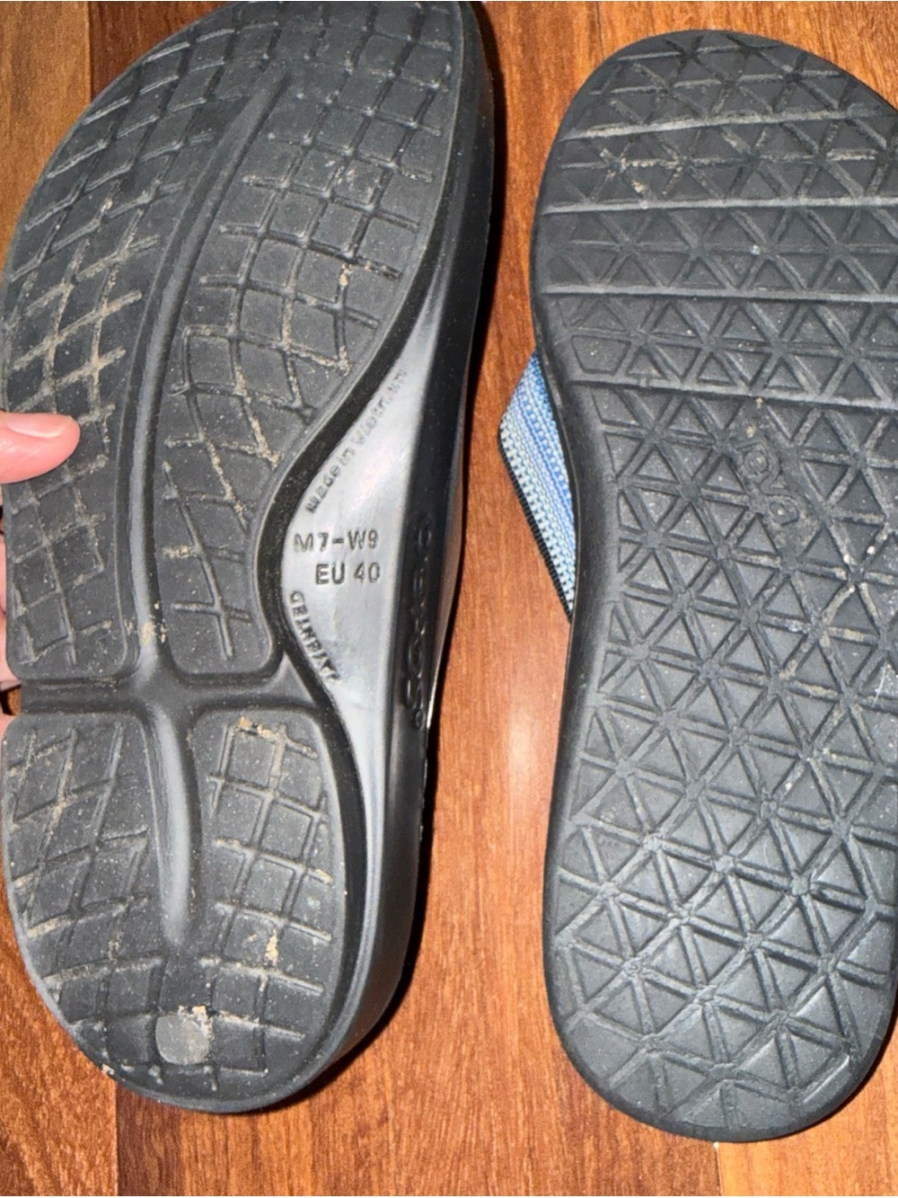 Teva Black Flip Flops with Blue Striped Fabric Straps size 9 comfy cushioning - Picture 8 of 9